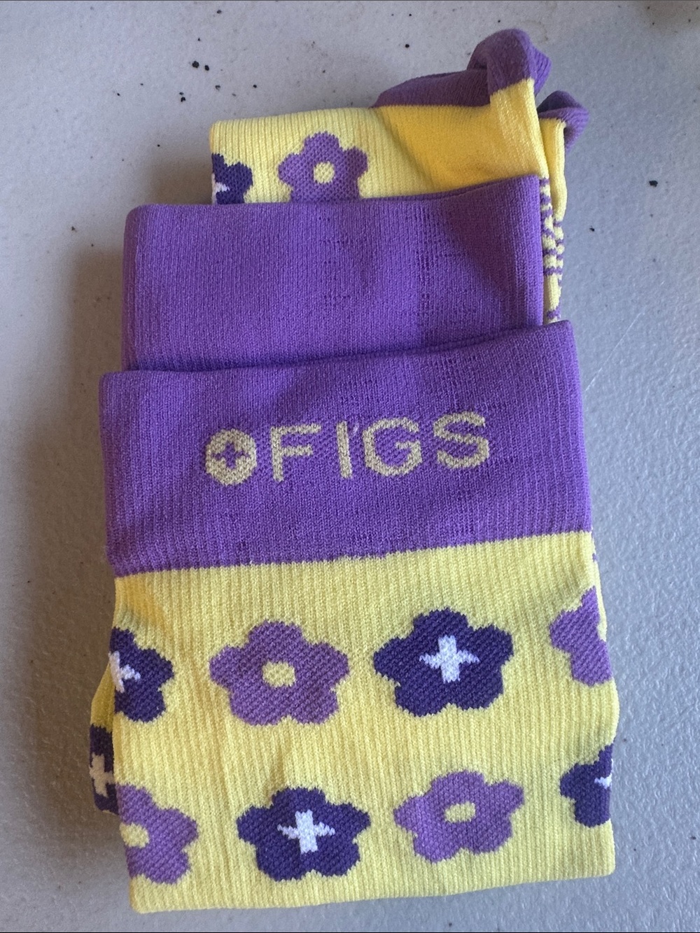 Figs Men’s Purple & Yellow Floral Compression Knee Length Socks
R182